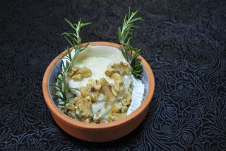 Queijo de Cabra Gratinado com Mel e Amêndoas