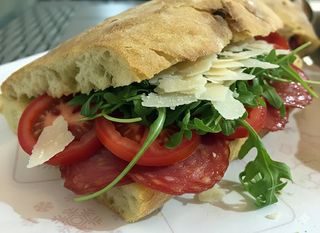 Pomodori a fette, fiordilatte, rucola, grana e ventricina piccante