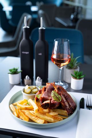 Ciolan stinco cu cartofi dippers și castraveți murați