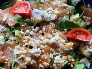 САЛАТ З ЛОСОСЕМ ТА АВОКАДО (180g)