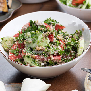 კიტრი პომიდვრის სალათი ნიგვზით