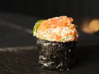Гункан Сяке Вакаме (50g)