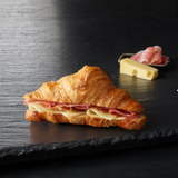 კრუასანი ემენტალით და ბეკონით