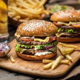 Burger klasyczny wołowy - Burger klasyczny z frytami