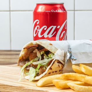 Doner kebab con refresco y patatas