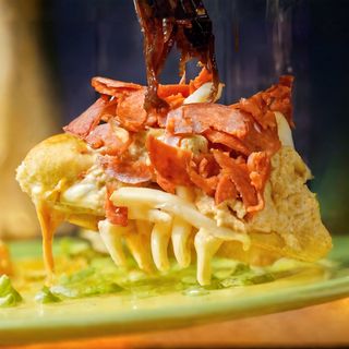 Batatas com Cheddar Peperoni e Cebola Caramelizada