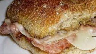 15. Bocadillo Caliente De Pollo Con Bacon Y Queso