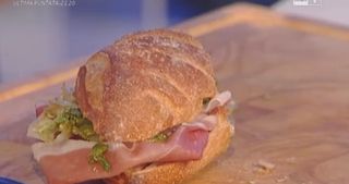 Panino con speck, tonno e caprino