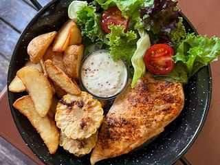 Стейк курячий з картоплею та овочами (470g)