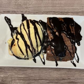 Brownie con bola de helado