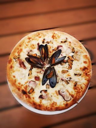 Pizza con frutti di mare