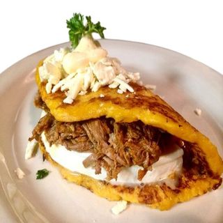 CAHAPA CON CARNE MECHADA