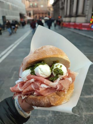 8. Crudo di Parma, bufala, gocce di pesto di basilico