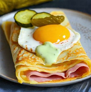 Naleśnik 1 szt. z jajkiem, majonez, szynka, ogórek kiszony