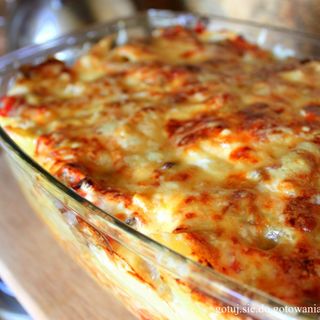 Zapiekanka makaronowa z kurczakiem,makaron,kurczak,ser,pomidor,przyprawy