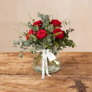 Jarrón de rosas rojas y eucalipto. 6 rosas