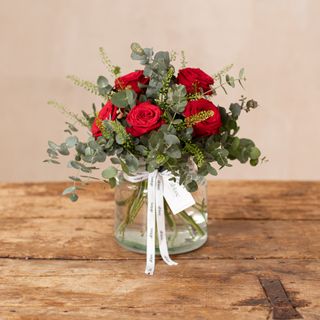 Jarrón de rosas rojas y eucalipto. 6 rosas