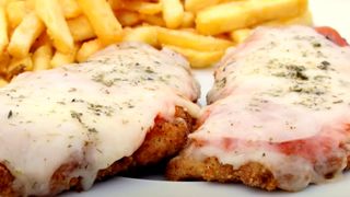 Milanesa napolitana de pollo con jamón dulce