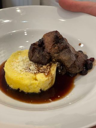 Телятина під соусом гогодзів з банушем і бриндзьою 150200/50/30