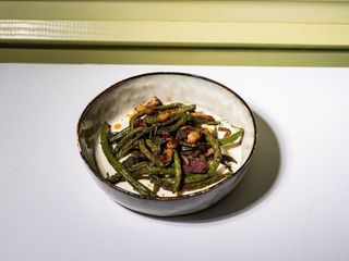 Стручкова квасоля з грибами у вершково часниковому соусі