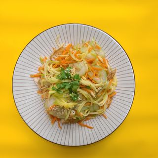 Ensalada vietnamita de mango con pollo