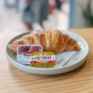 Croissant Con Mermelada Y Mantequilla