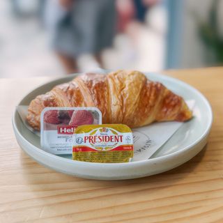 Croissant Con Mermelada Y Mantequilla