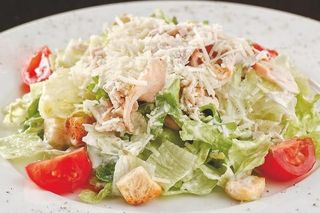 Салат "Цезарь" с курицей BBQ 