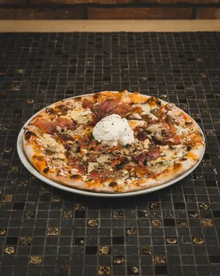 Pizza Al Tartufo e prosciutto