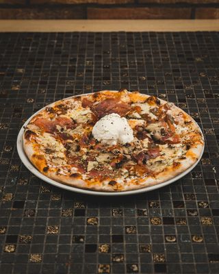 Pizza Al Tartufo e prosciutto