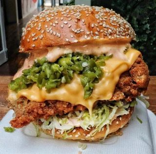 Menu Chicken Burger, C Papa Frita y Bebida incluso-Fries and Drink include 