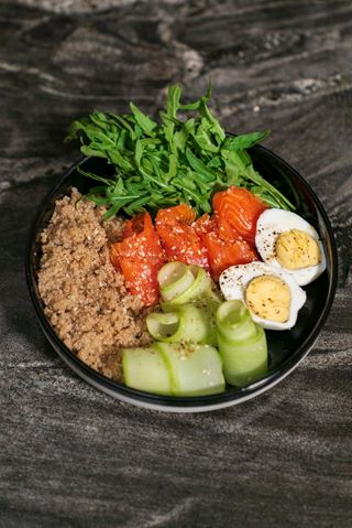 ქინოას ბოული ორაგულით  და რუკოლათი