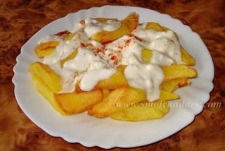 Пържени картофи със сос (250г)