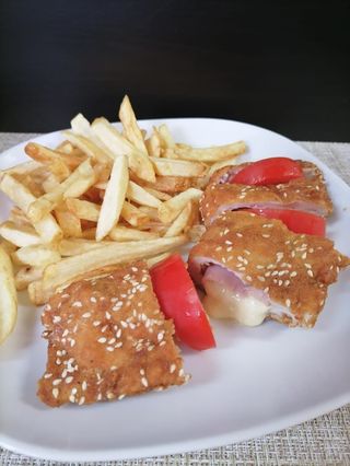 Пилешко роле с шунка и кашкавал (450гр)