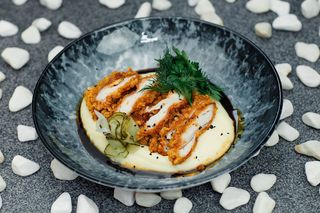 Хрумка курка з пюре та пікулями