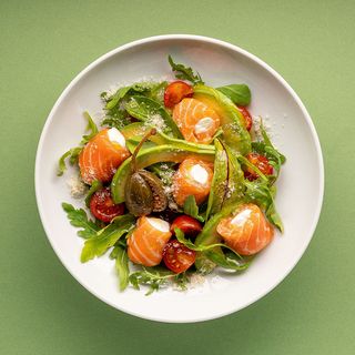 Салат з лососем та крем-сиром