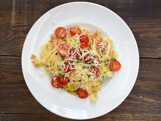 Makaron wytrawny z cukinią i łososiem