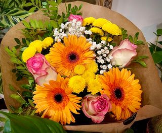 Ramo flor variada con rosas (foto orientativa)