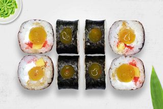 Футомакі з манго та креветкою темпура