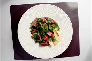 Теплый салат с говядиной