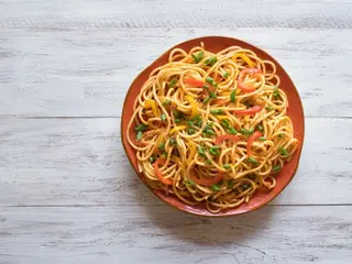 Veg Chow Mein Noodles - Medium Pack (650ML) + 1 Drink