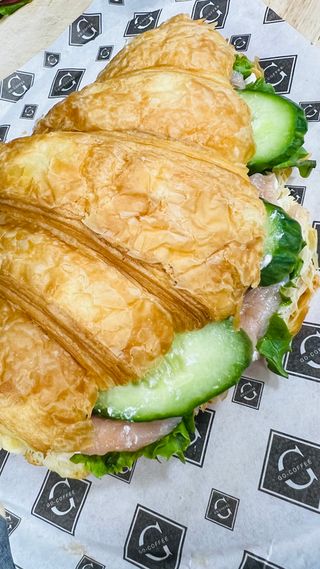 Круассан с семгой
(0.131г)