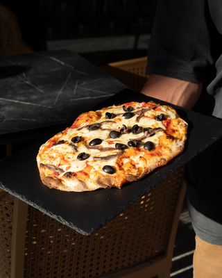 Pinsa Acciughe E Olive Nere (20 Cm. A 30 Cm. Aprox.)