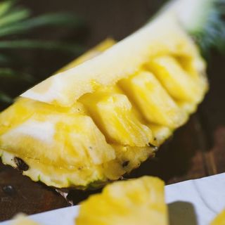 Tagliata di ananas e granella di pistacchio