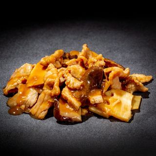 Manzo con bambù e funghi