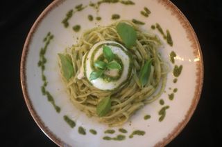Linguini com Pesto e Burrata Trufada