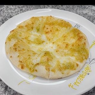 Pão de alho com queijo em pizza