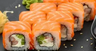 uramaki salmon y gamba