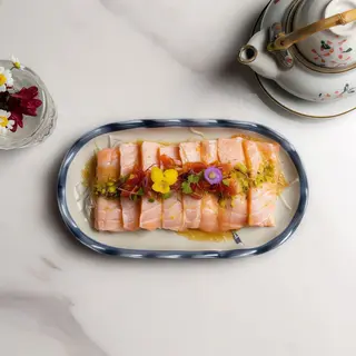 91. Tiradito de salmón flambeado (8pzs)