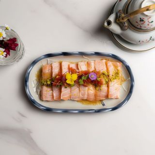 91. Tiradito de salmón flambeado (8pzs)
